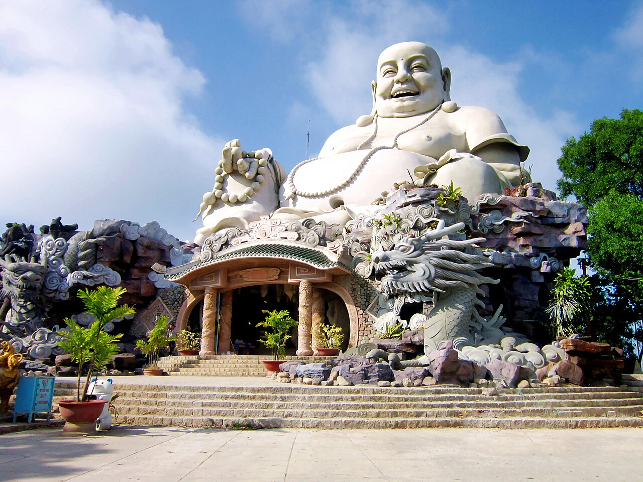 Tượng Di Lặc trên núi Cấm