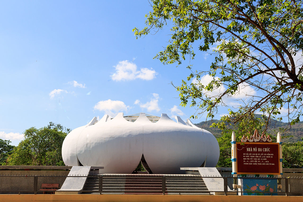 Nhà mồ Ba Chúc