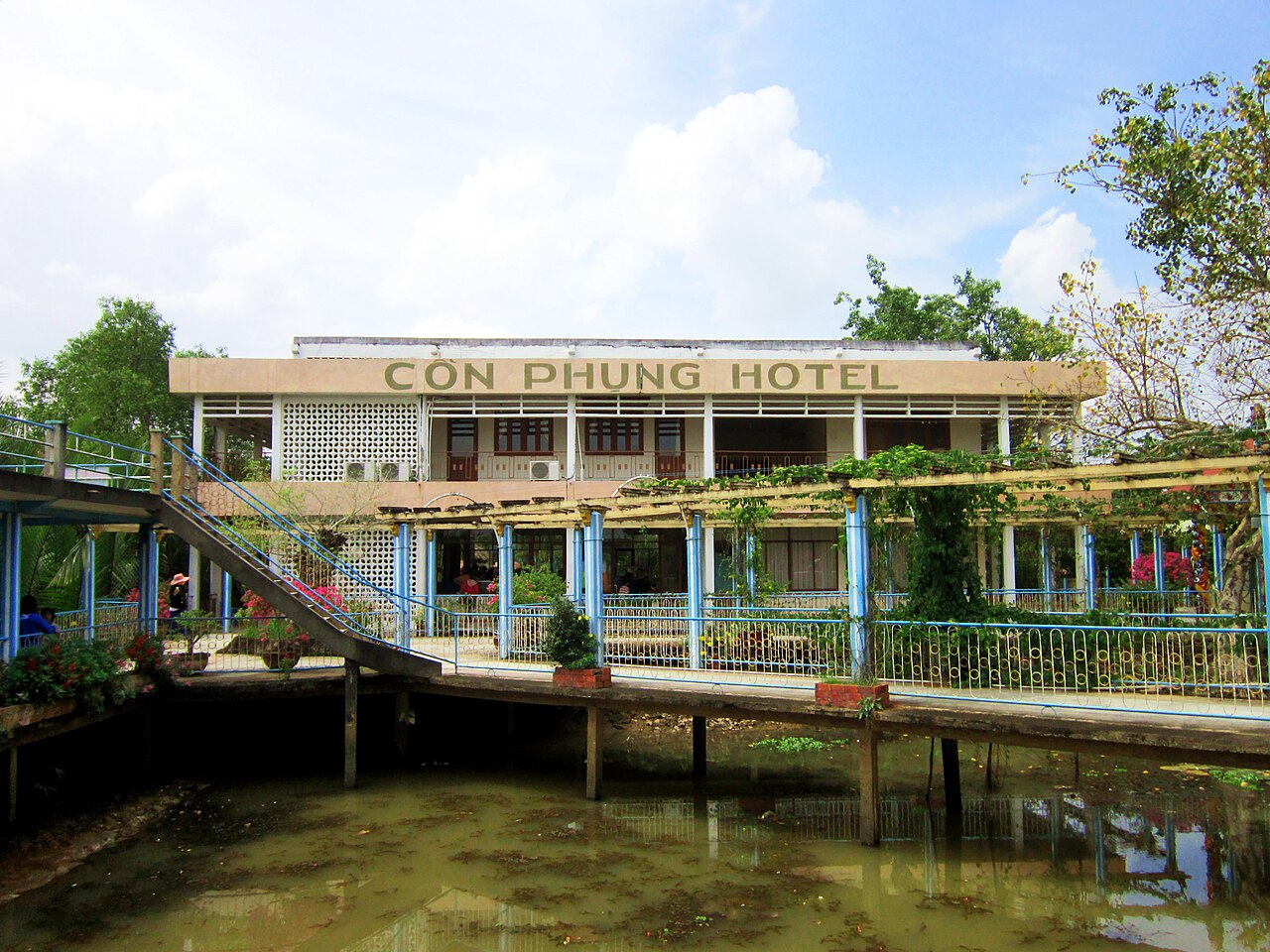 Một khách sạn ở cồn Phụng