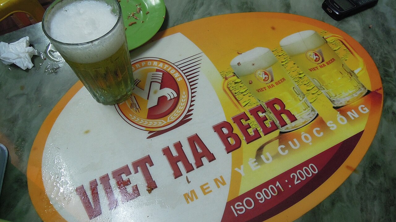 Viet Ha Beer at the Bia hoi, Tay Ho, Vietnam (6923012212)