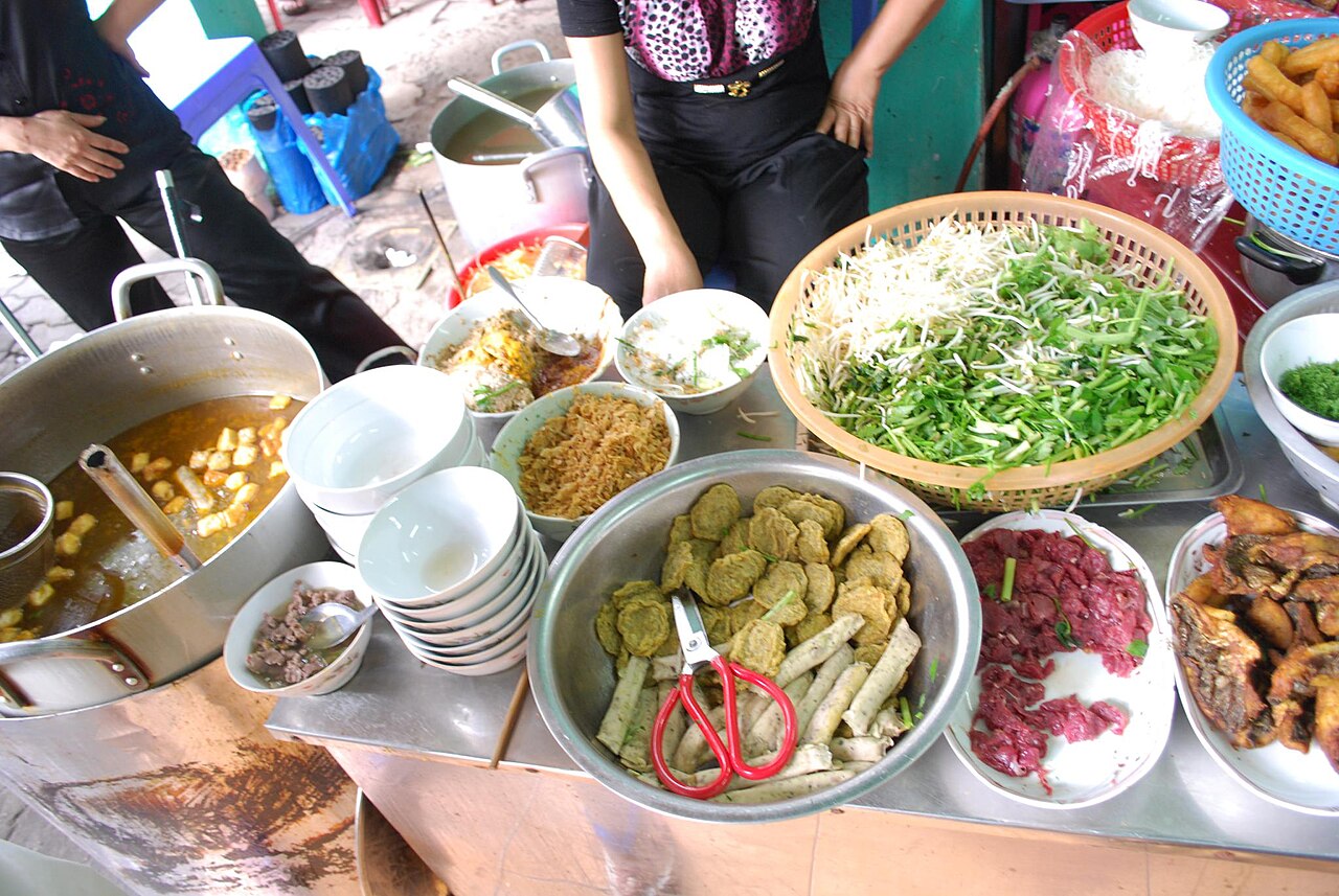 Ingredients of bún riêu cua