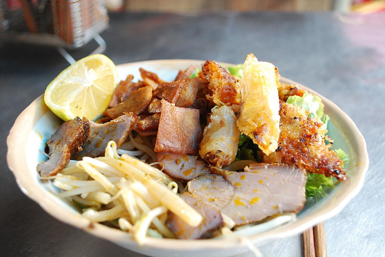 Cao Lau + Spring Rolls VND20000