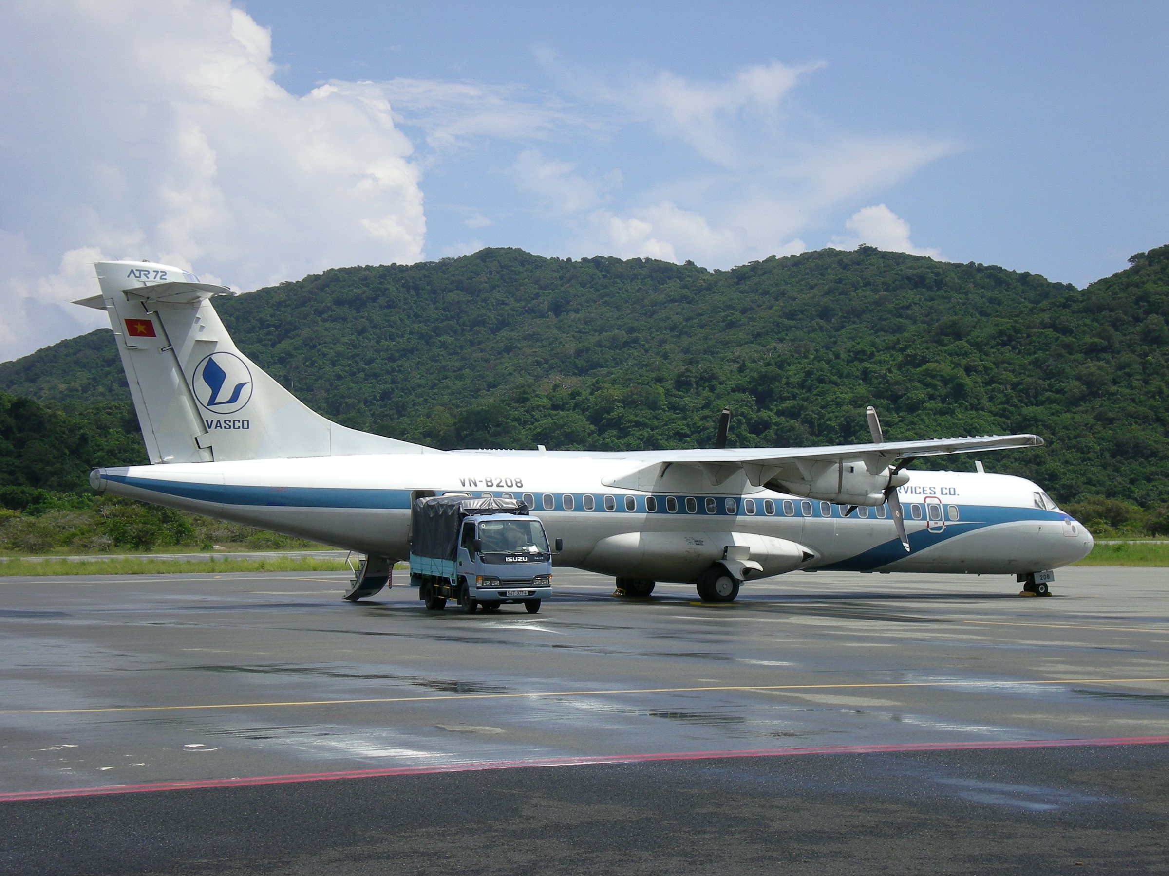 VASCO ATR 72-200 (VN-B208) at Con Dao Airport