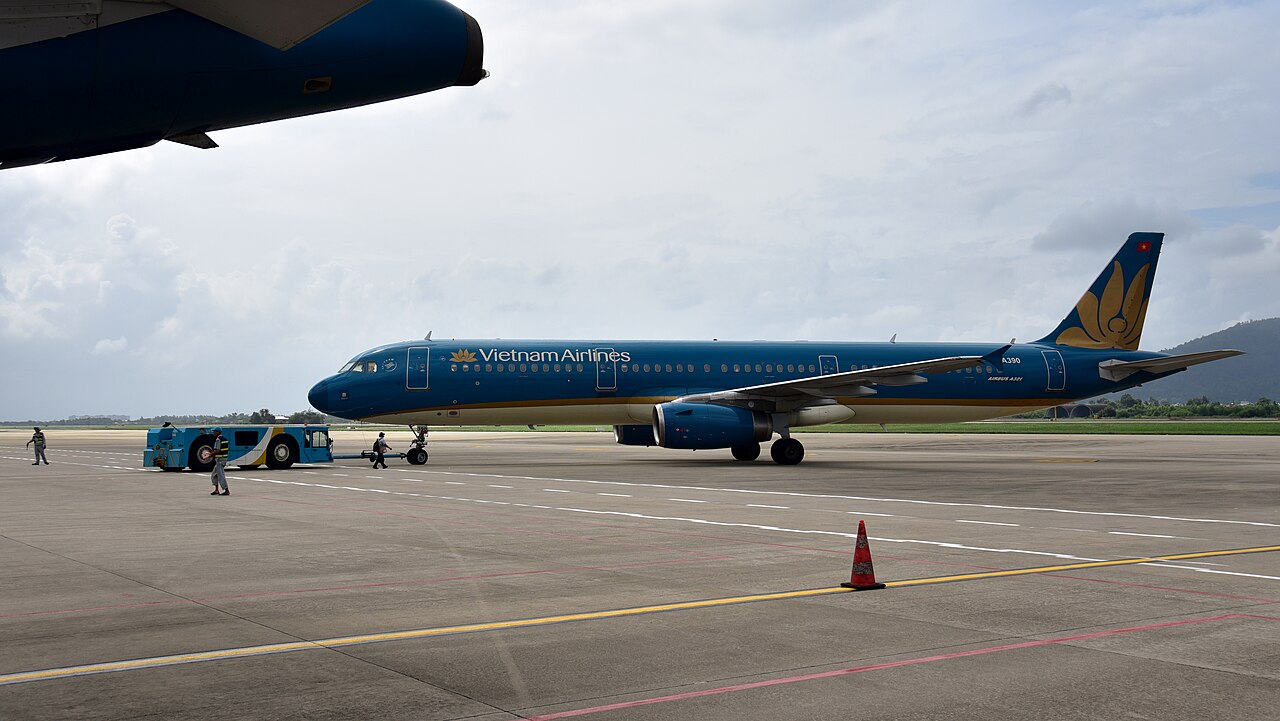 Vietnam Airlines Airbus A321 VN-A390 Da Nang 2023 (03)