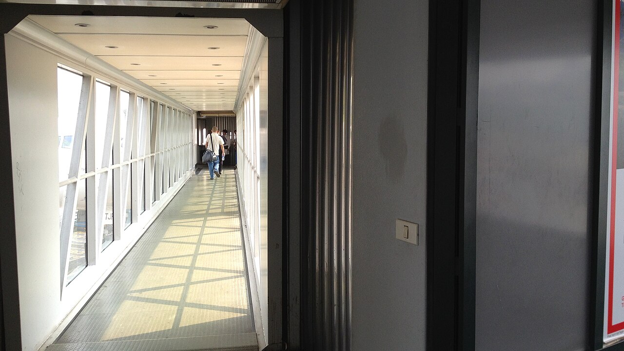 Boarding Thai Airways flight, Noi Bai International, Hanoi (7059428855)