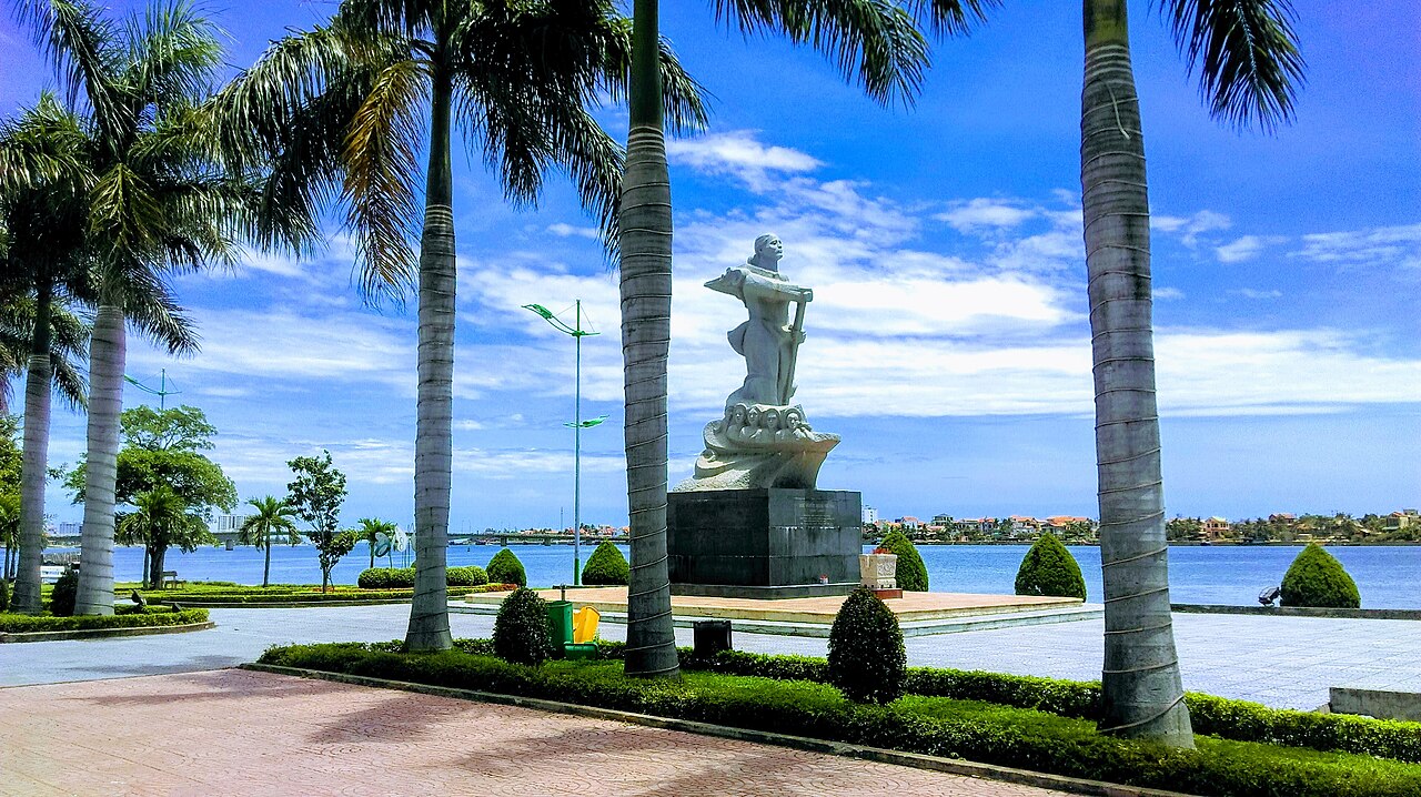 Tượng Mẹ Suốt bên sông Nhật Lệ 2, Đồng Hới, Quảng Bình
