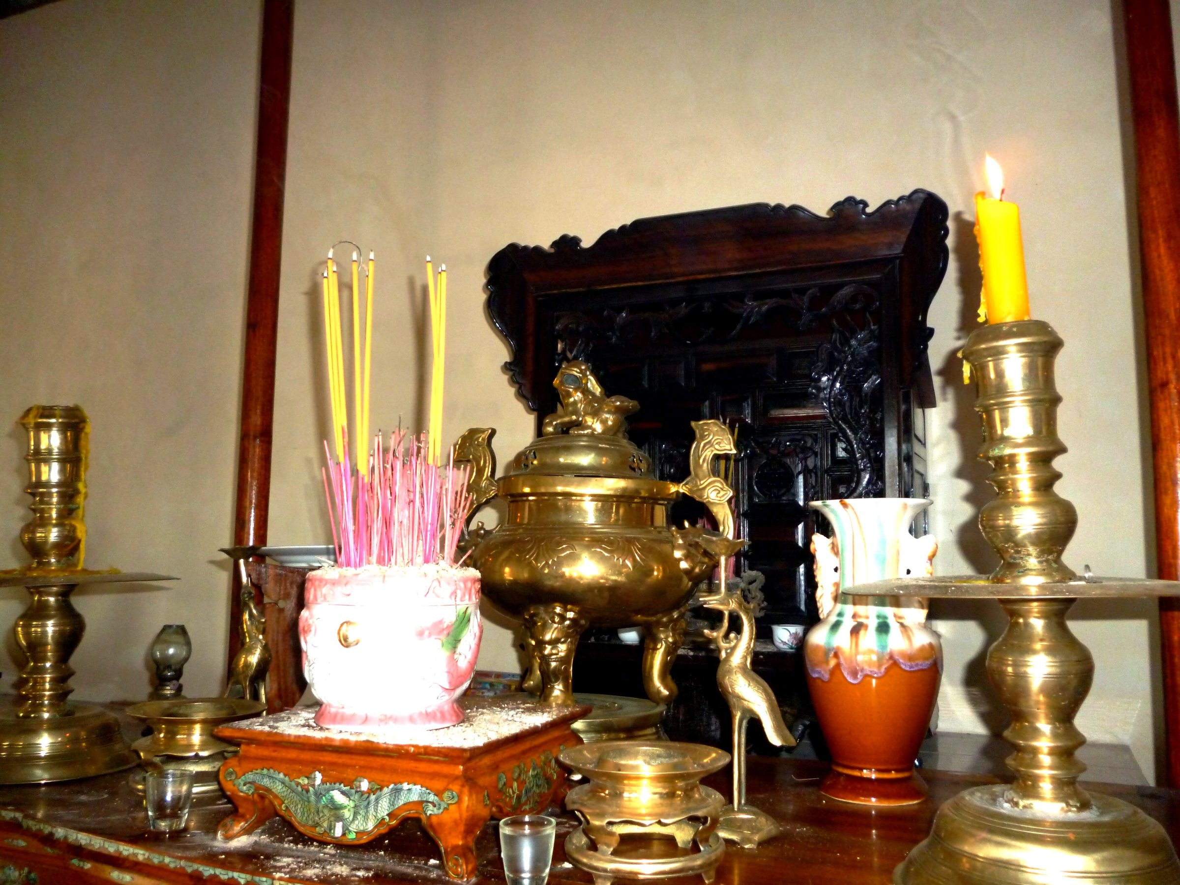 Ban thờ họ ở nhà thờ họ Trần ở Cát Sơn, ngày 02 tháng 02 năm 2013