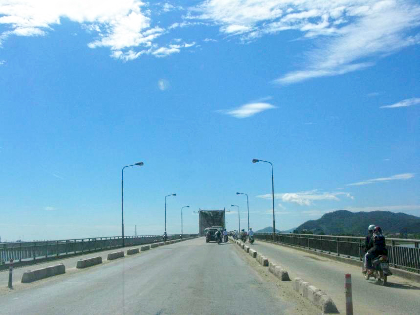 Ben Thuy Bridge crossover Lam River, Vietnam