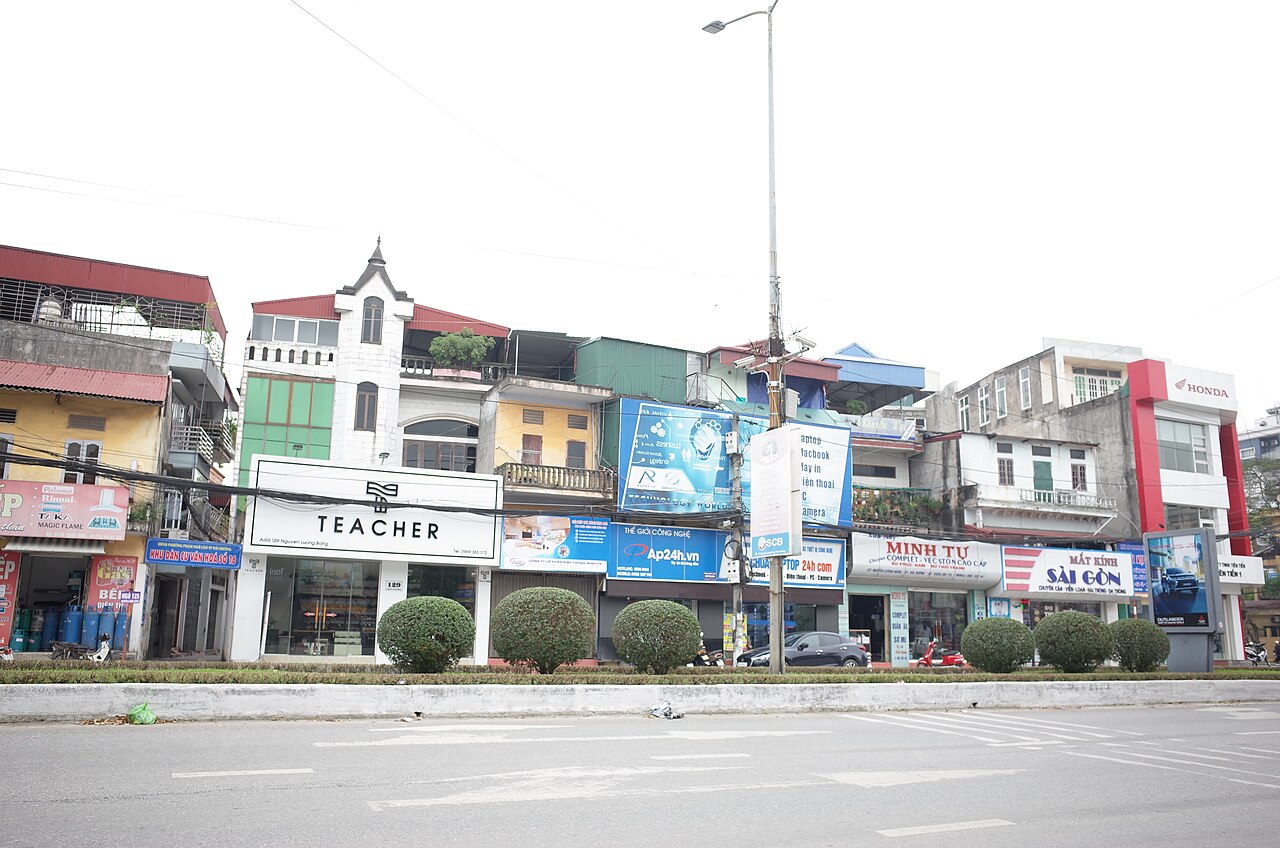Dãy cửa hàng trên đường Nguyễn Lương Bằng, gần ngã tư giao với đường Ngô Quyền, thành phố Hải Dương, tỉnh Hải Dương