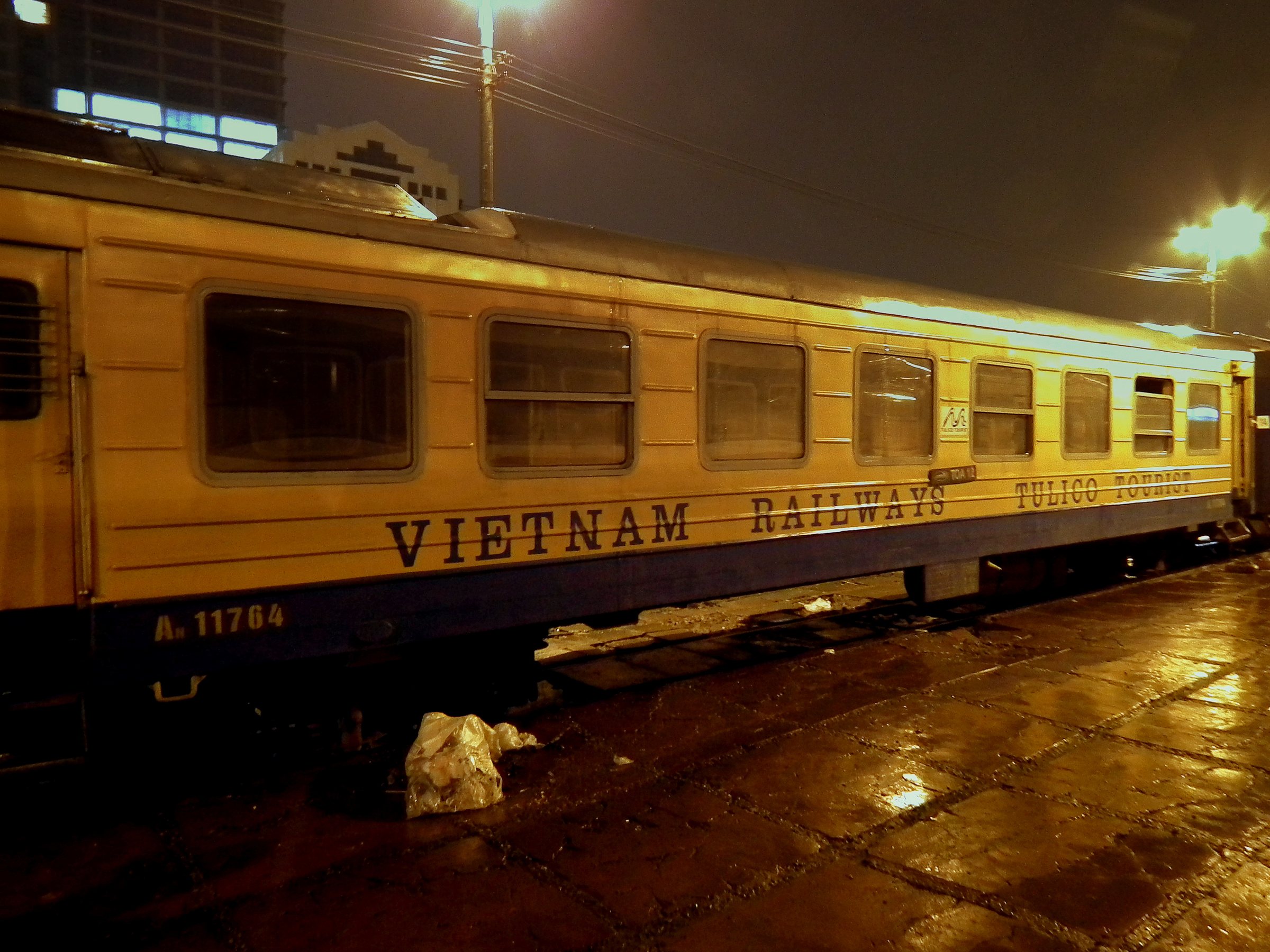 VIETNAMESE RAILWAYS TULICO TOURIST CAR NIGHT SLEEPER TRAIN HANOI B STATION TO LAO CAI NORTHERN VIETNAM FEB 2012 (6869485364)