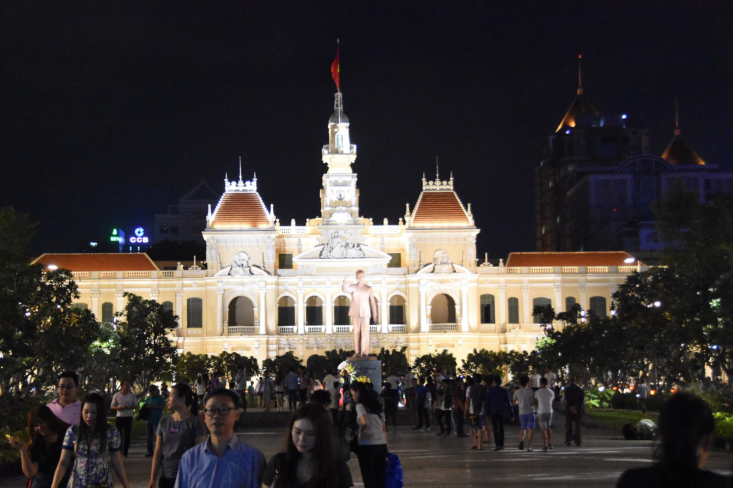 Peoples' Committee building at the far end of Nguyen Hue walking street (32015783691)
