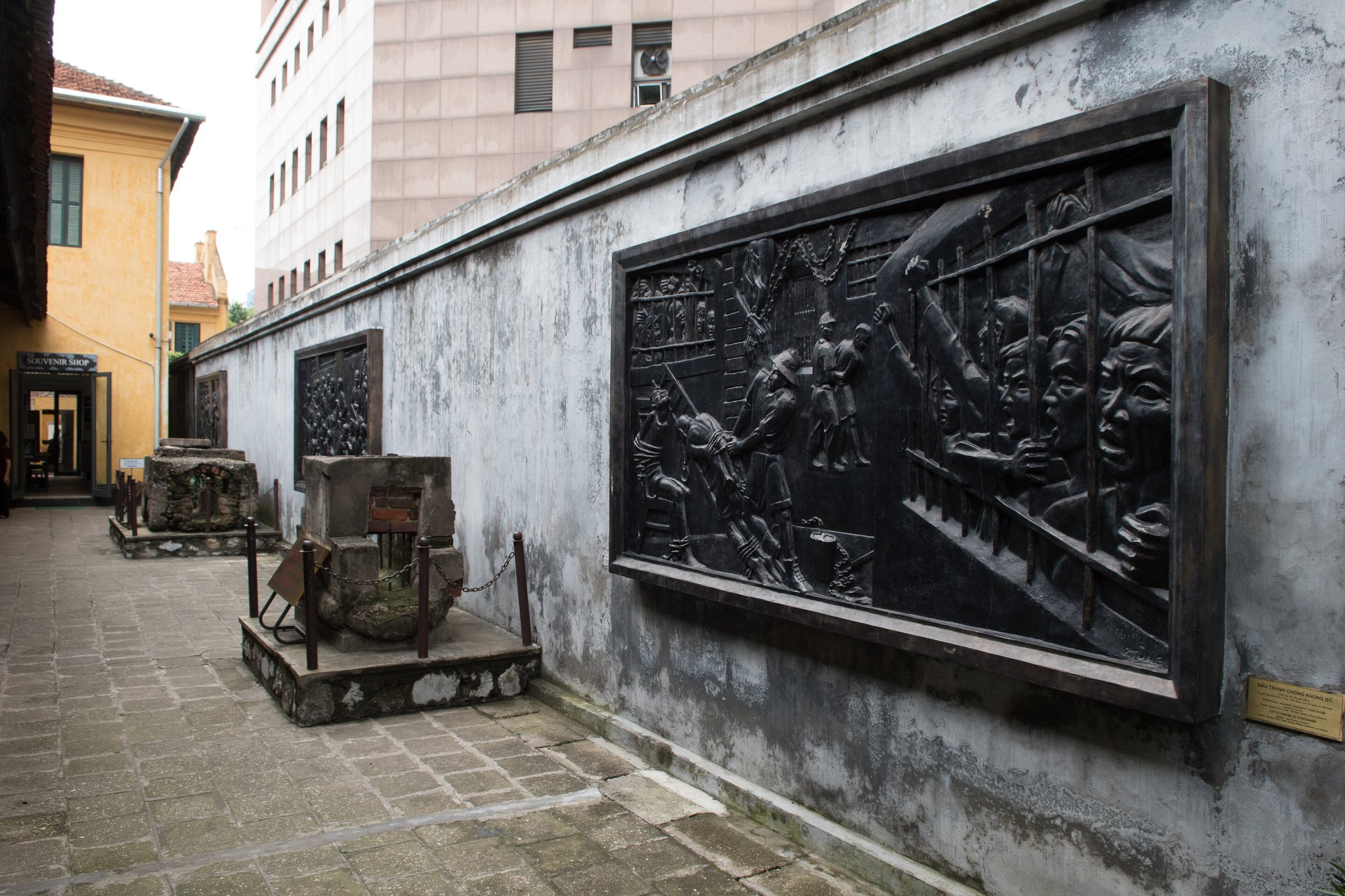 Hoa Lo Prison Maison Hanoi (27767374759)