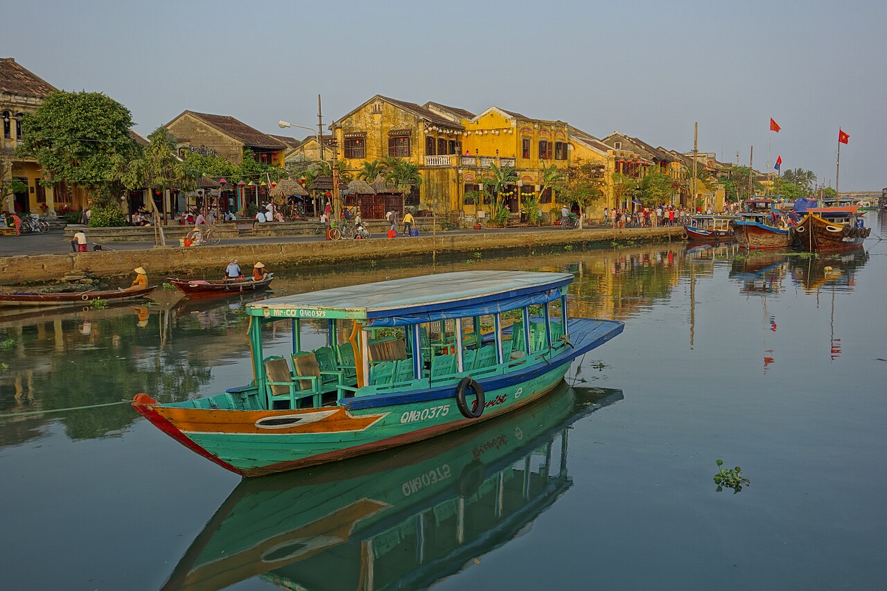 Boat by the water - Hoi An (16922189291)