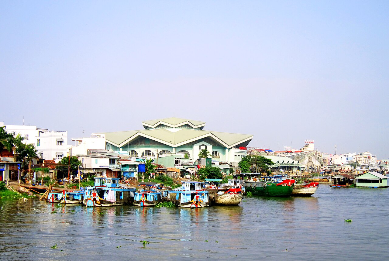 Chợ Long Xuyên bên sông Hậu