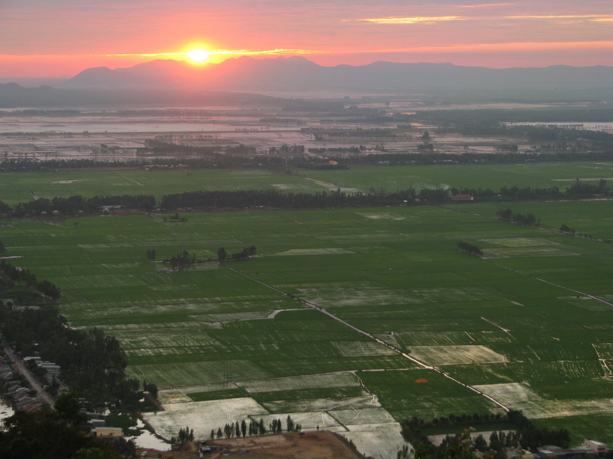 Vietnam 08 - 154 - sunset over the delta (3186479787)