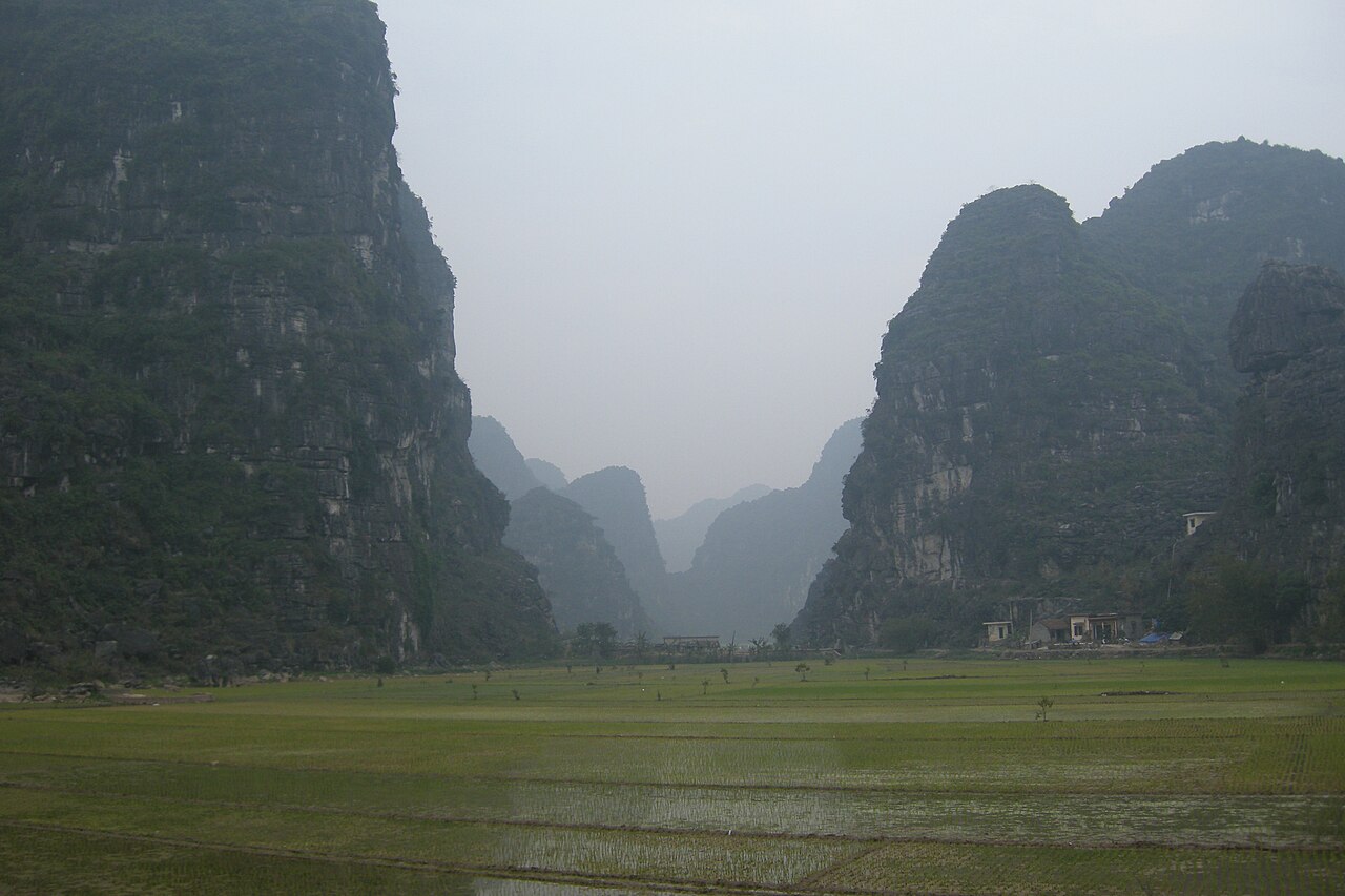 Vietnam, Ninh Binh, Limestone peaks