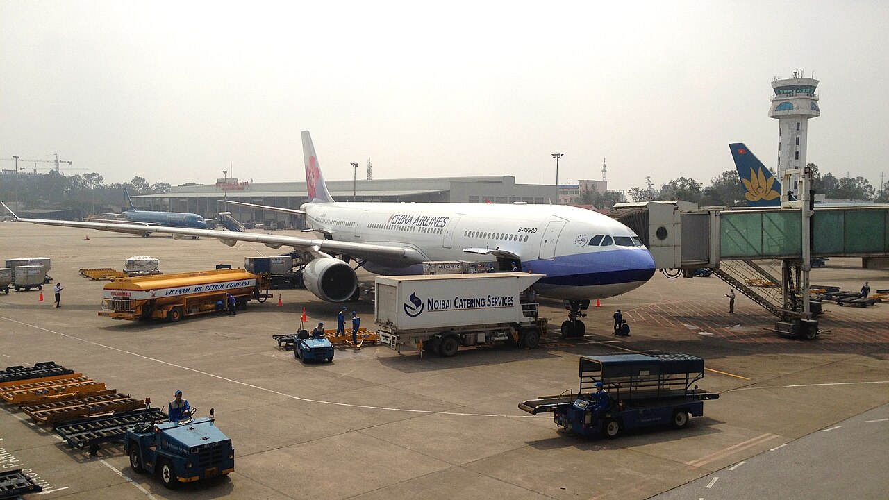 China Airlines, Airbus A330-300 (B-18309), Noi Bai International Airport, Hanoi (6913344618)