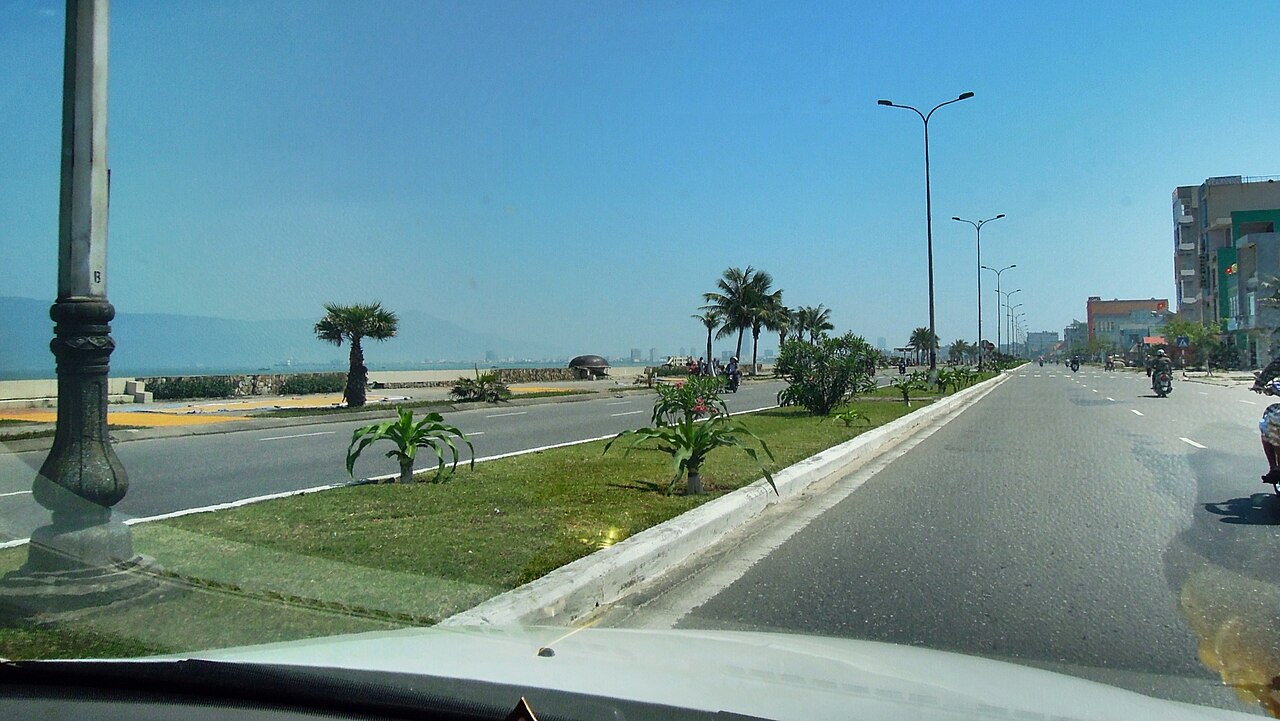Ocean front road, Da Nang, Vietnam (6944568876)