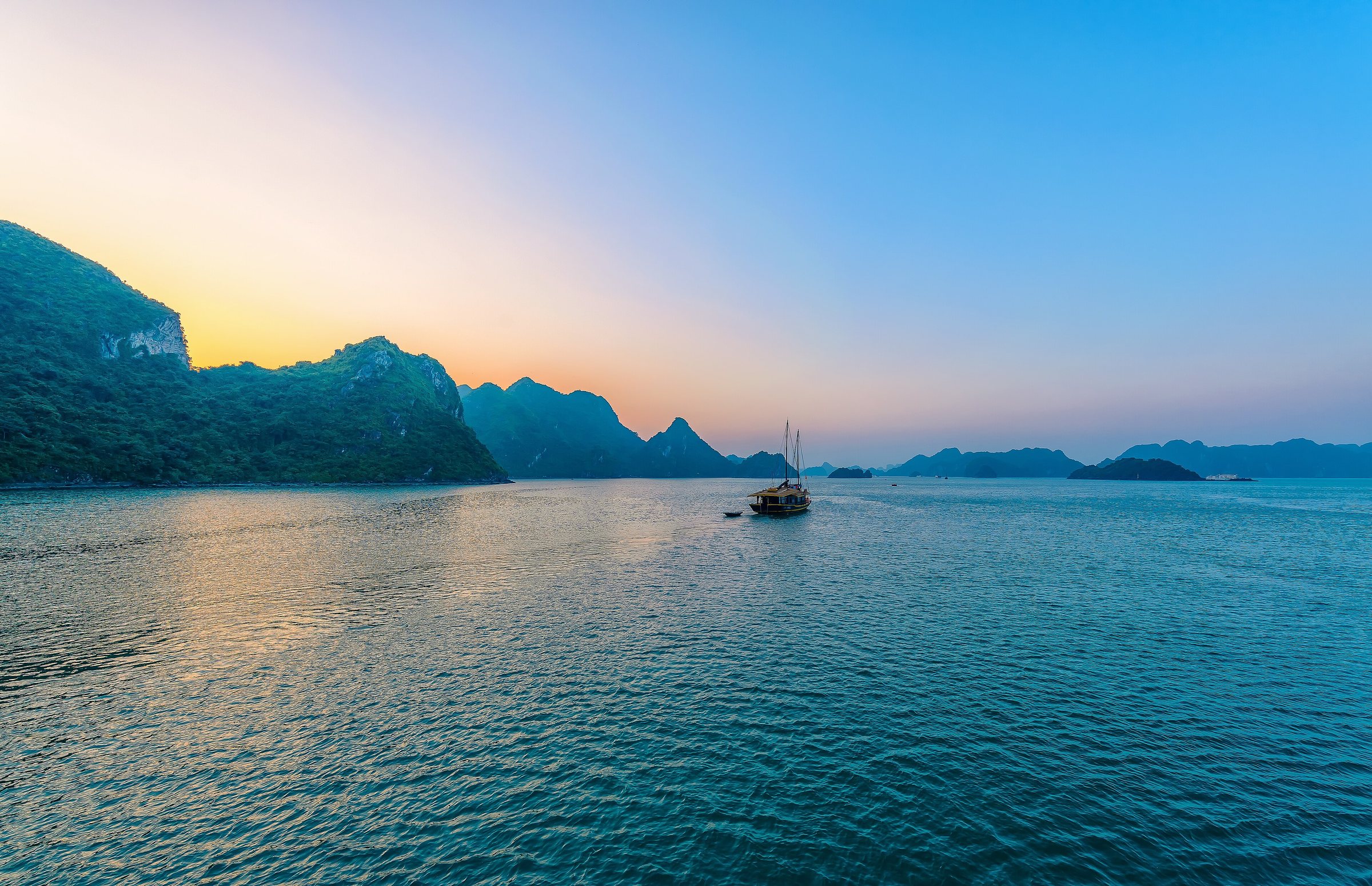 Sunset on Halong Bay (16120687568)