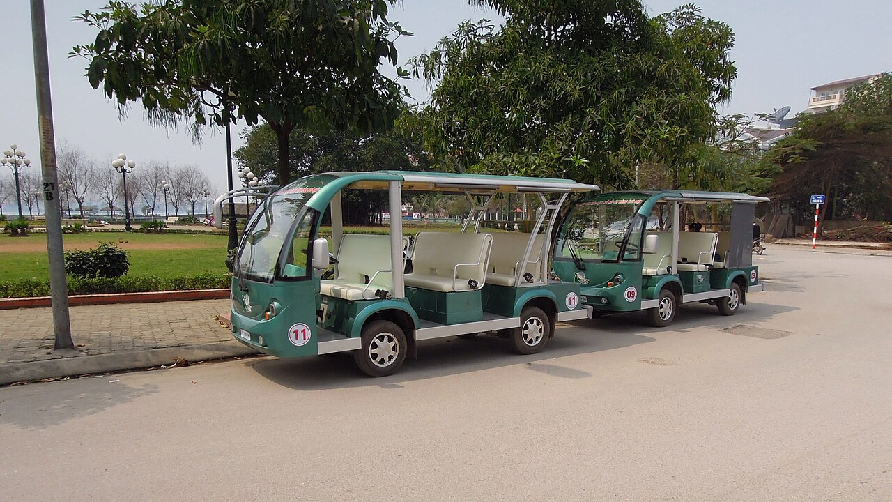 Electric Bus, West Lake, Urban Discovery Bicycle Tour, Tây Hồ District, Hanoi (7060834979)