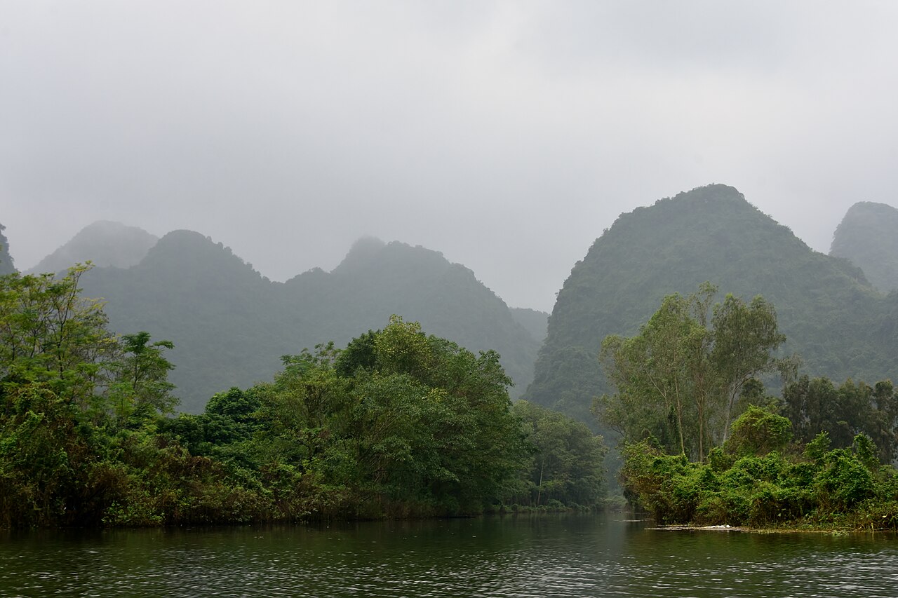 River journey to the Perfume Pagoda, Vietnam (15) (37632707705)