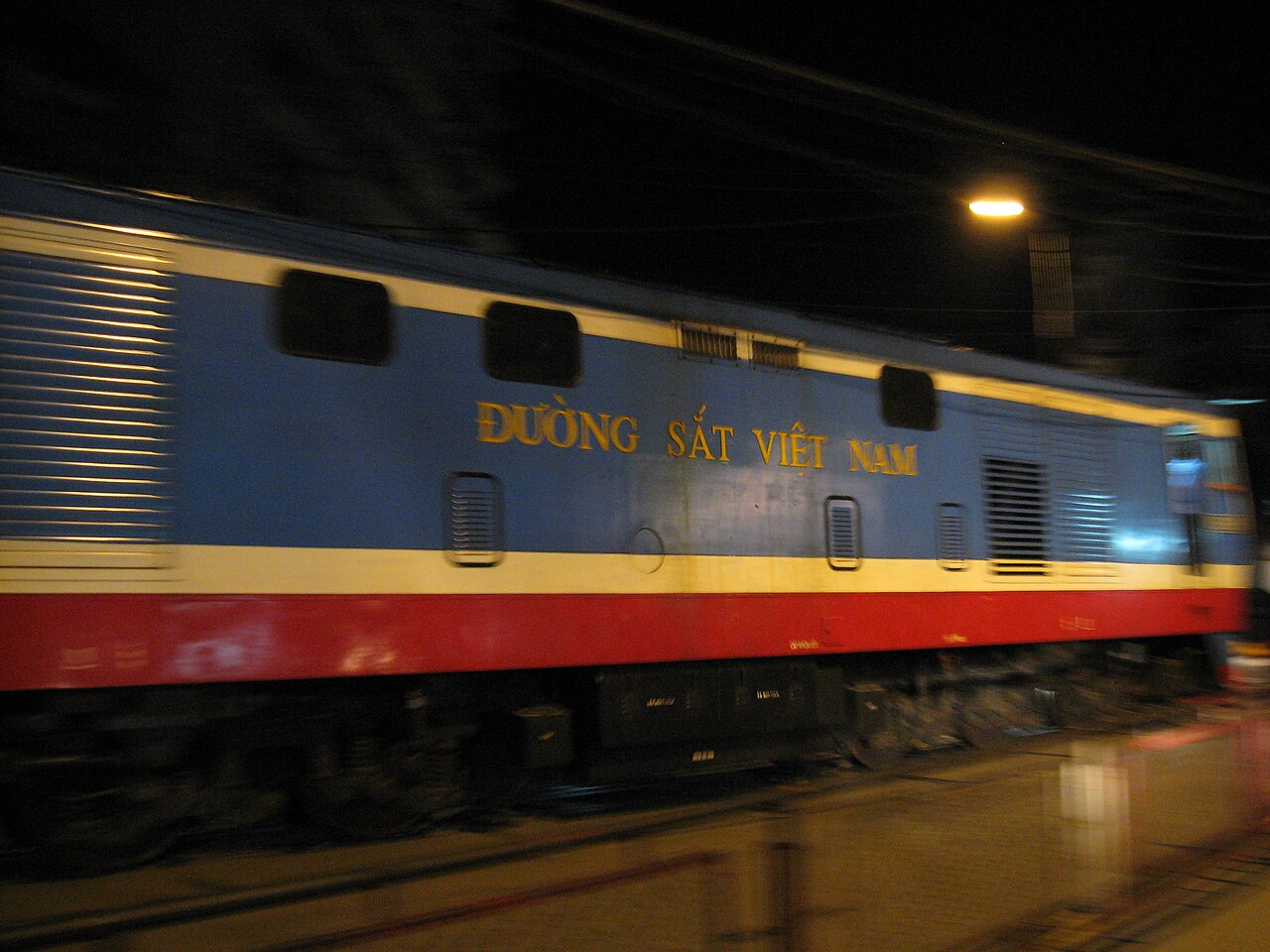 Duong Sat Viet Nam speeding Hanoi