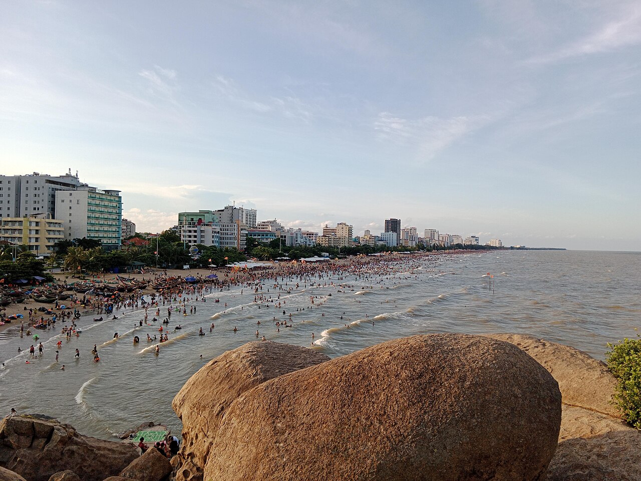 Bãi biển Sầm Sơn chụp từ hòn Cổ Giải
