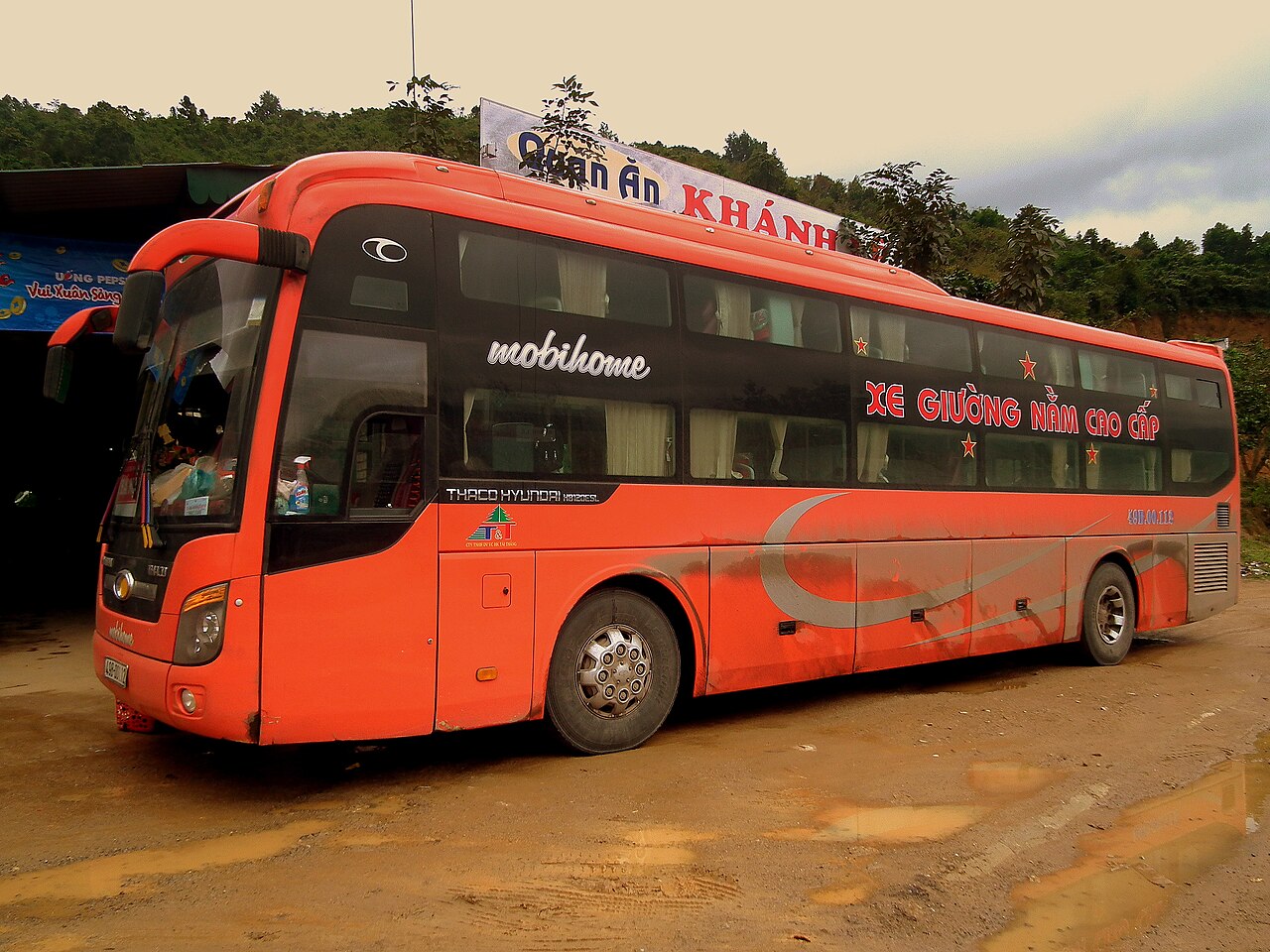 HYUNDAI AERODECK SLEEPER BUS NEAR DA LAT VIETNAM JAN 2012 (6821943988)