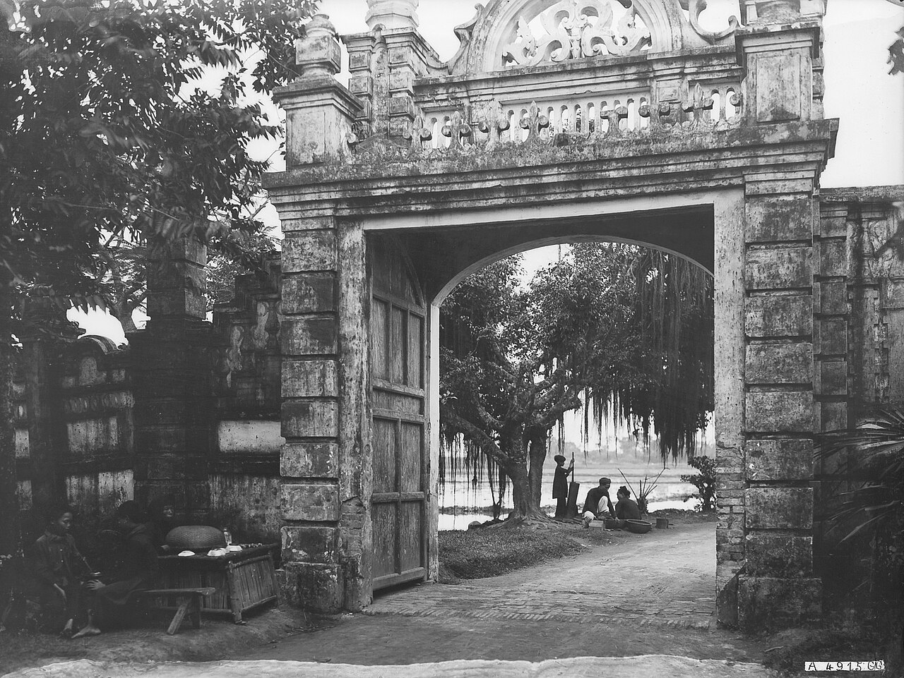 Cổng làng Luật Trung, Thái Bình thập niên 1920