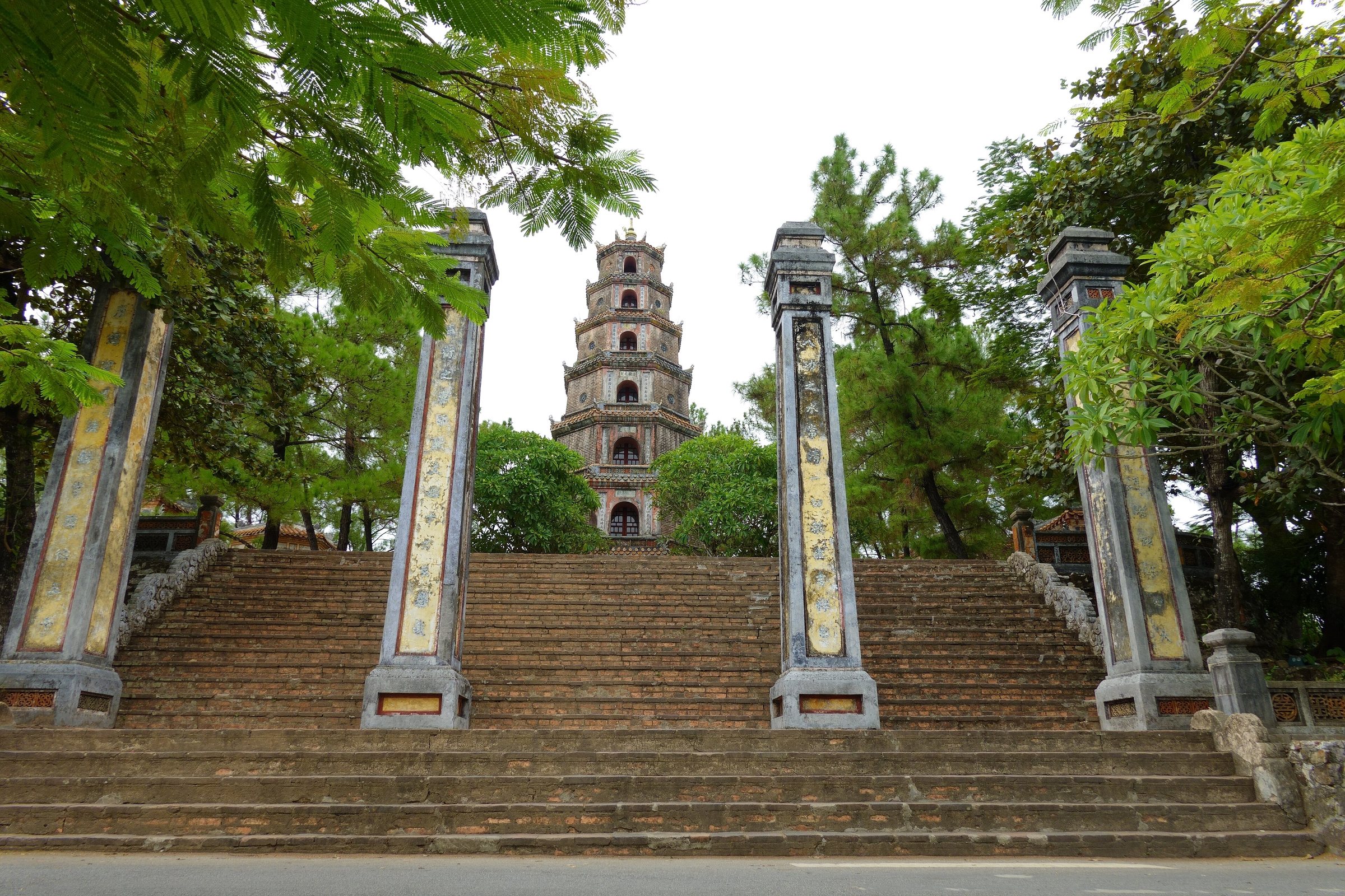Entrance chua thien mu
