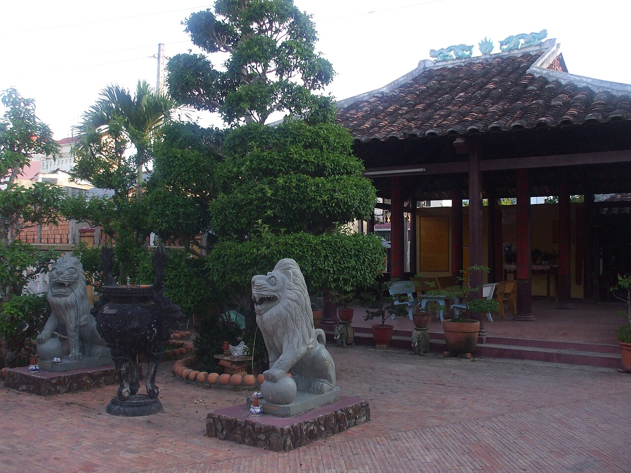 Công Thần Miếu